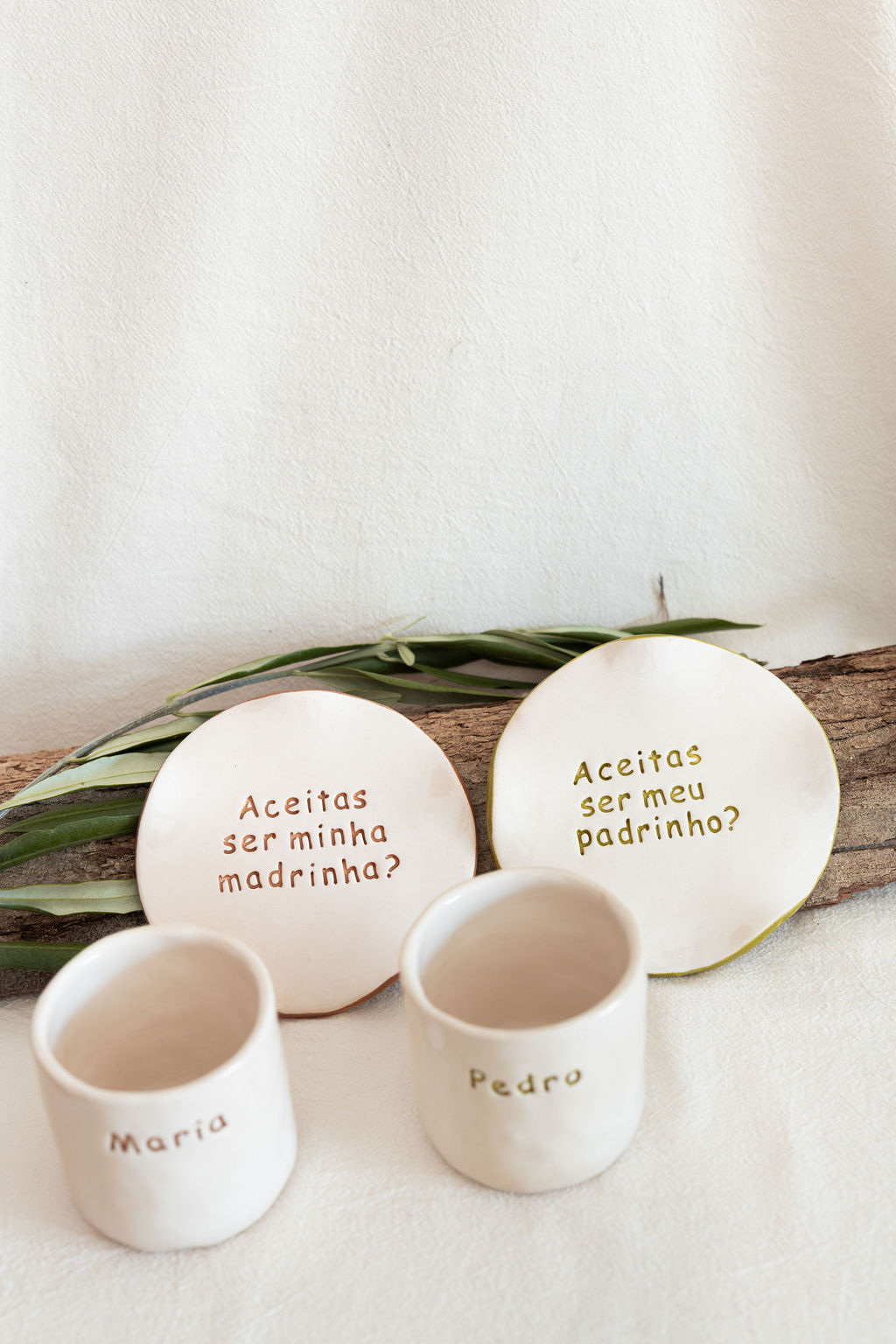 Conjunto de pratos e canecas de cerâmica branca com inscrições personalizadas