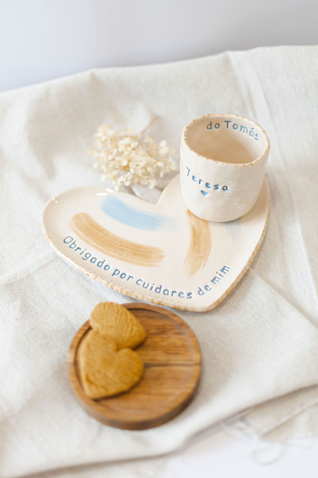 Conjunto cerâmico com chávena e prato em forma de coração com texto e bolachas de coração em base de madeira