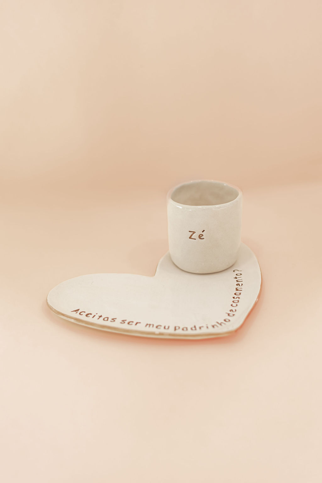 Conjunto cerâmico com chávena e prato coração para pedido de padrinho de casamento.