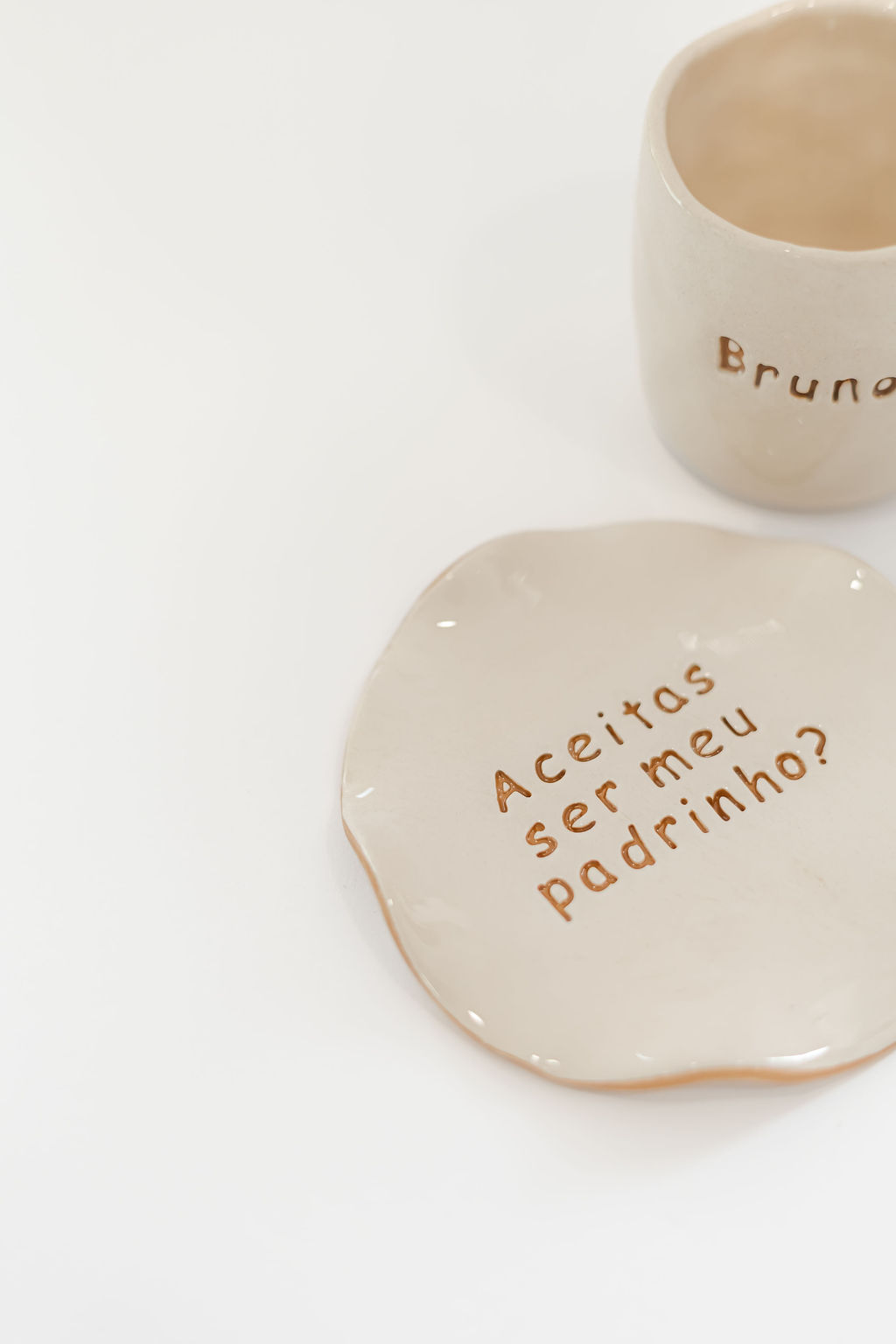 prato e caneca em cerâmica creme com texto em castanho e nome Bruno