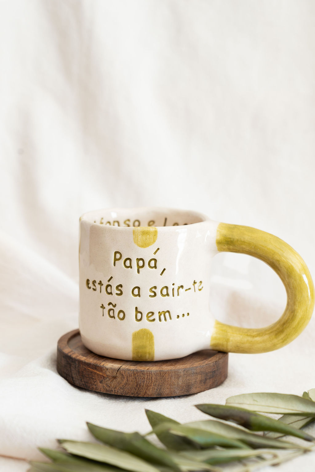 Caneca de cerâmica com texto para pai e alça amarela