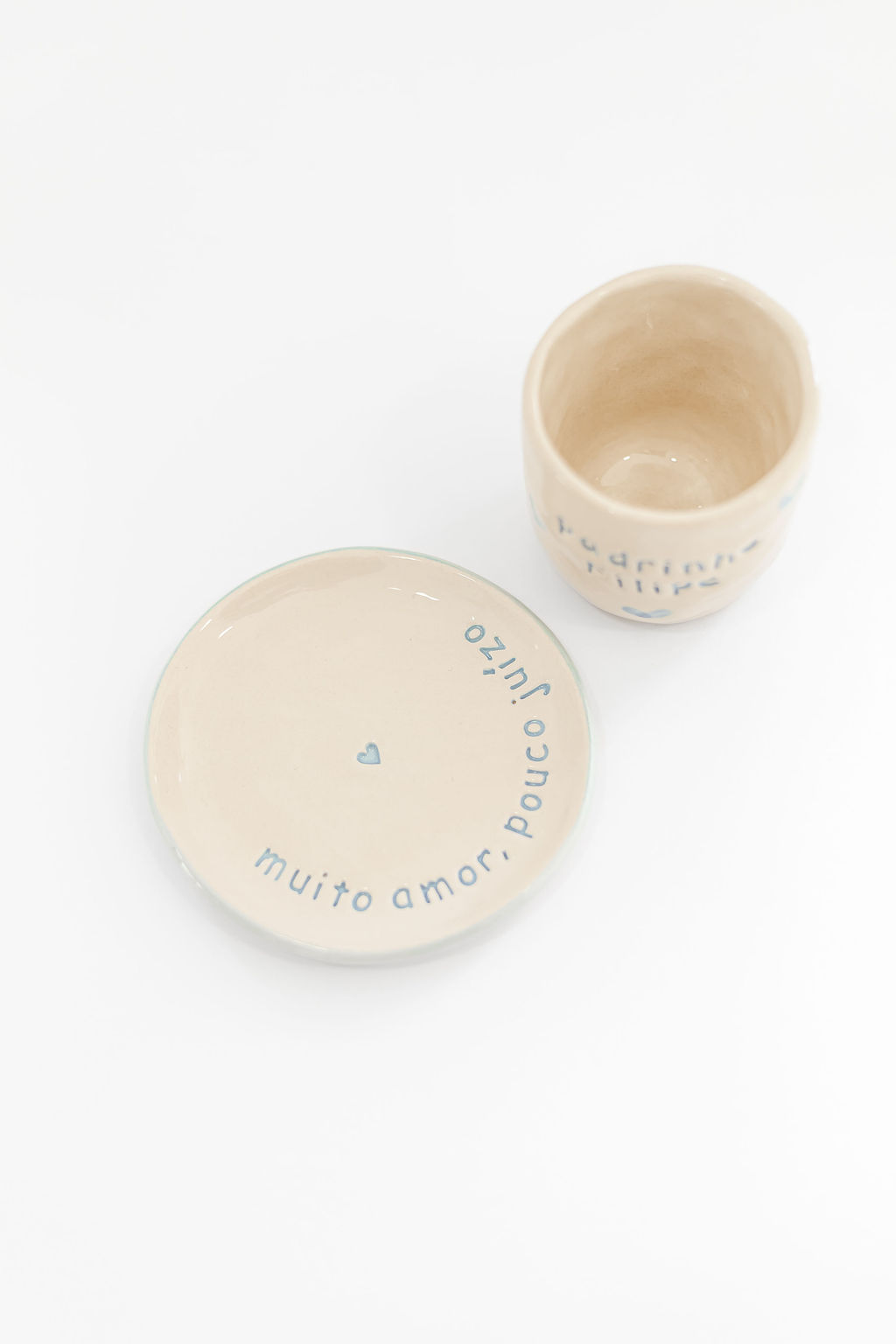 Conjunto cerâmico creme com texto azul e fundo branco