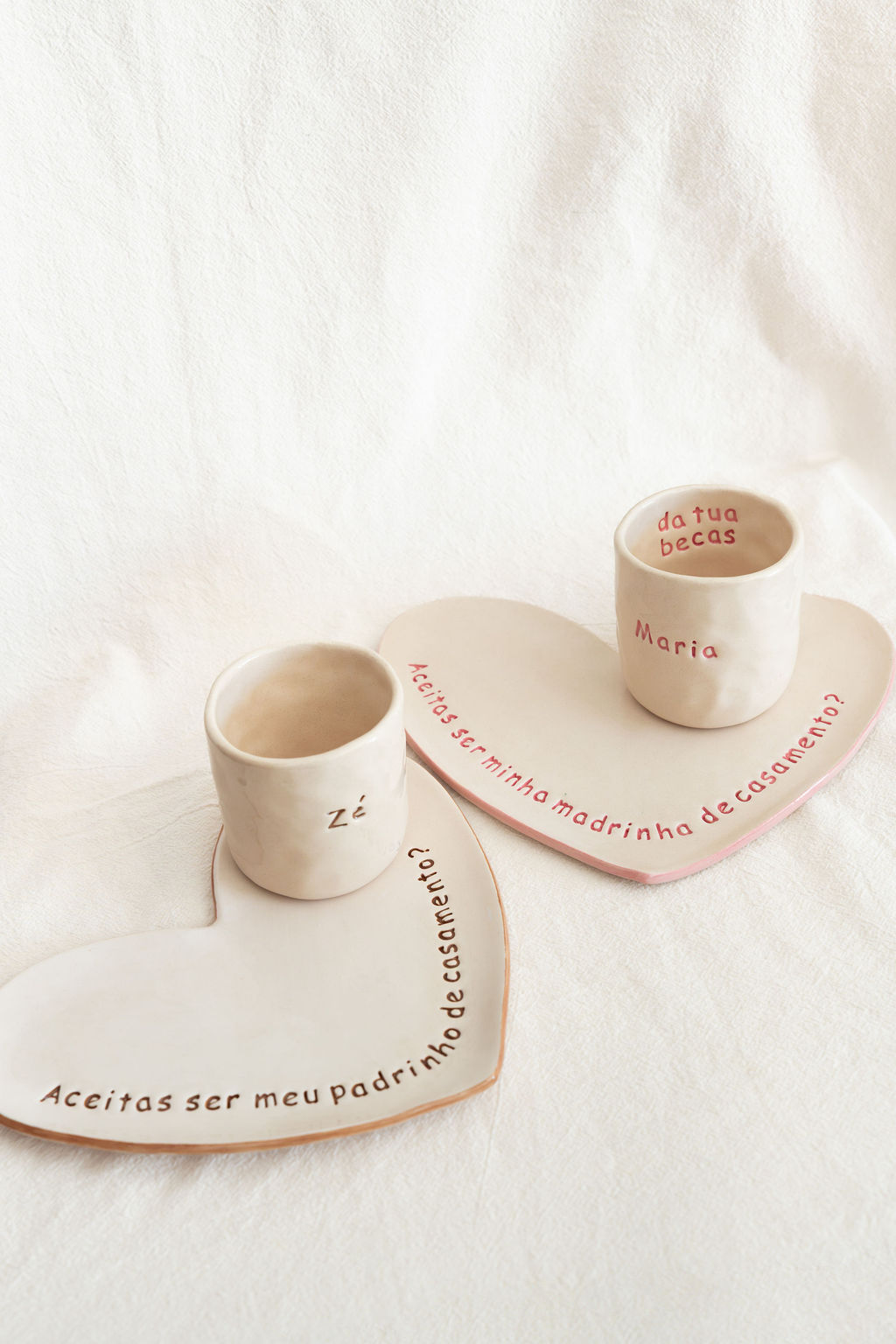 Conjunto de copos e pratos de cerâmica branca com texto para padrinhos de casamento