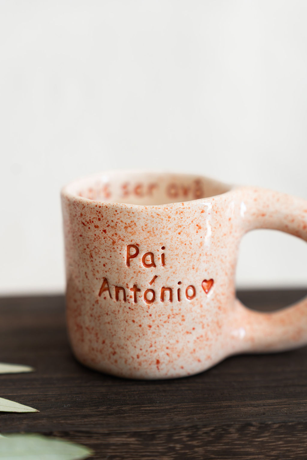 Caneca cerâmica creme com manchas castanhas e inscrição Pai António com coração vermelho