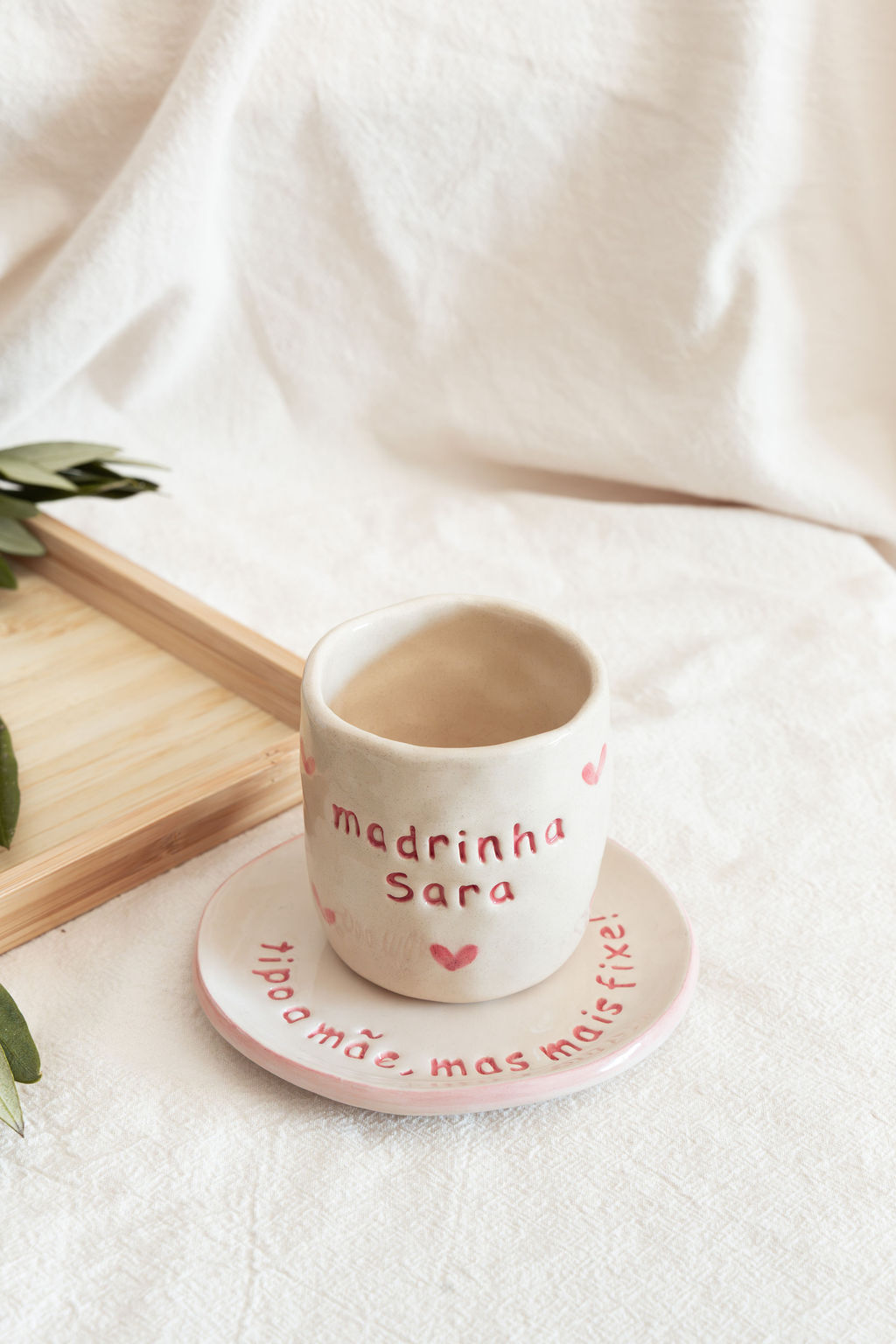 Chávena e prato em cerâmica branca com texto personalizado em vermelho