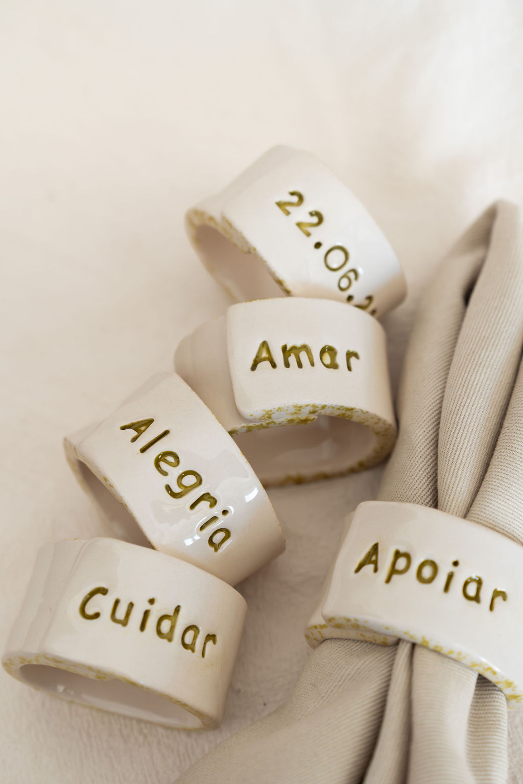 Argolas para guardanapo brancas com palavras em verde e tecido bege