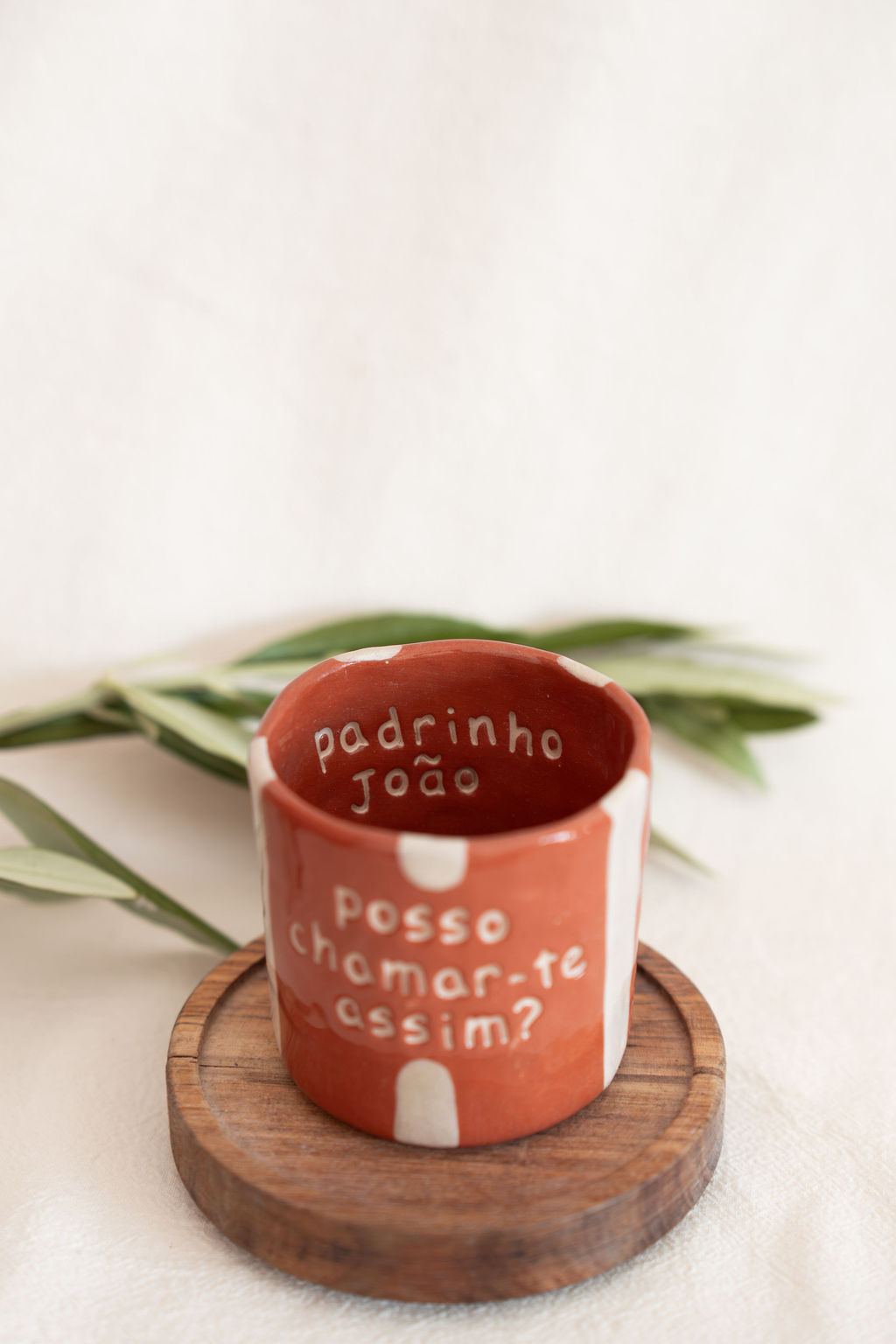 Caneca de cerâmica terracota com texto branco