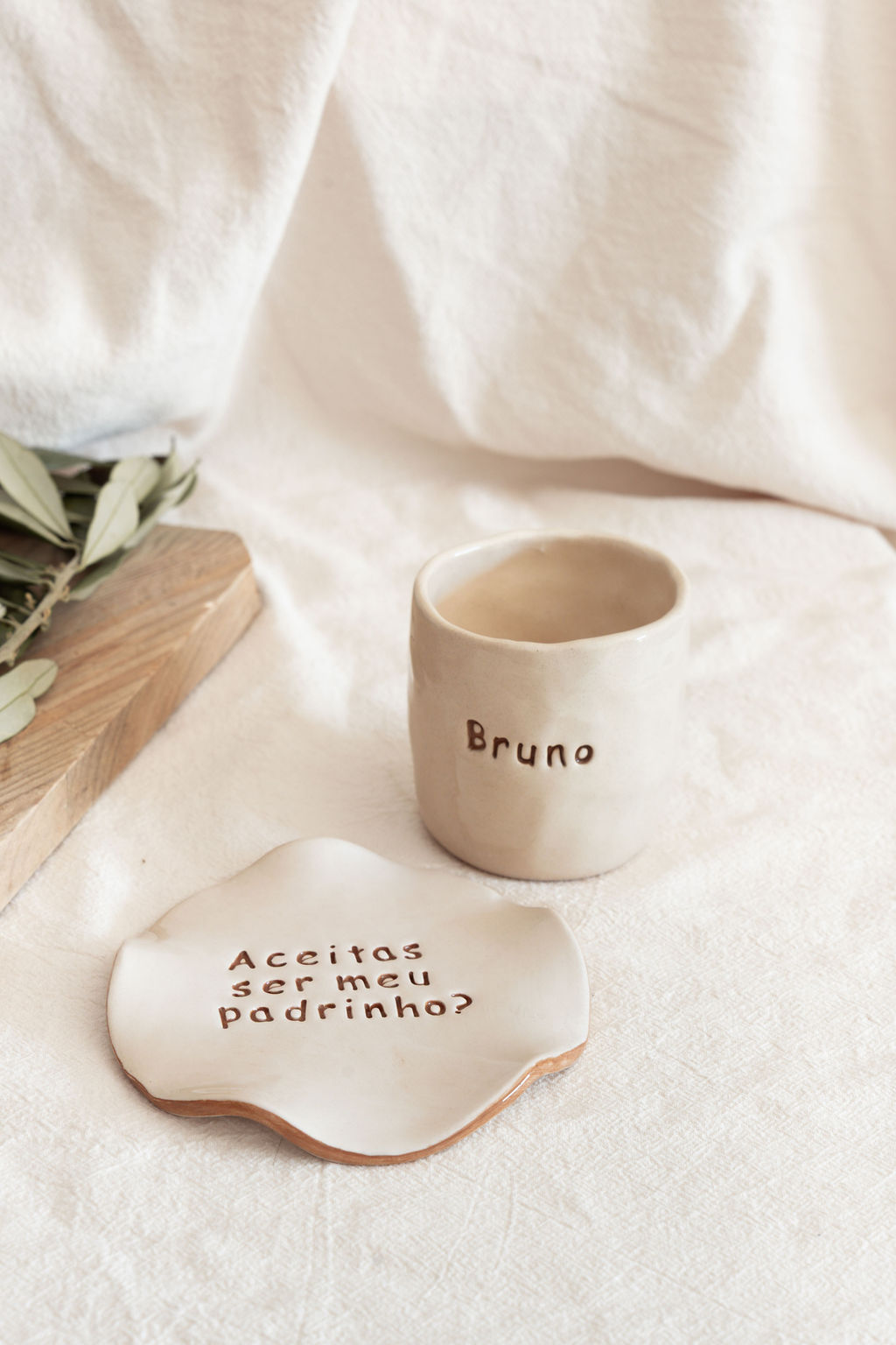 Conjunto cerâmico com copo personalizado e prato decorado em tecido branco