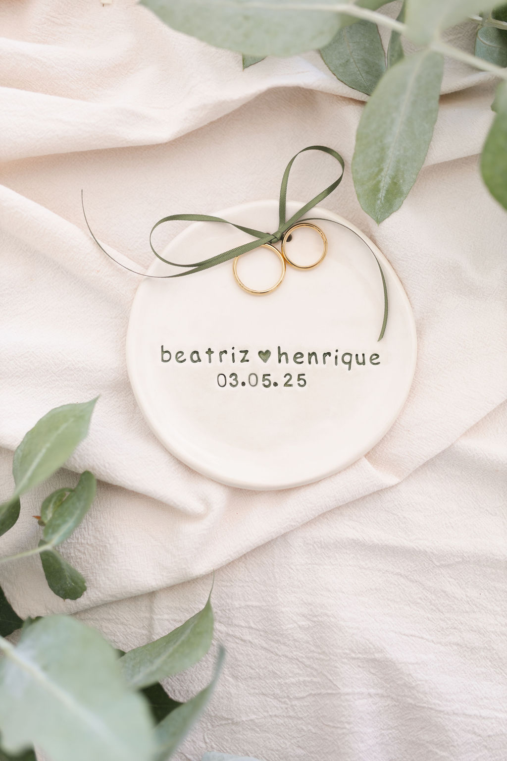 Prato em cerâmica branca com anéis dourados e texto personalizado