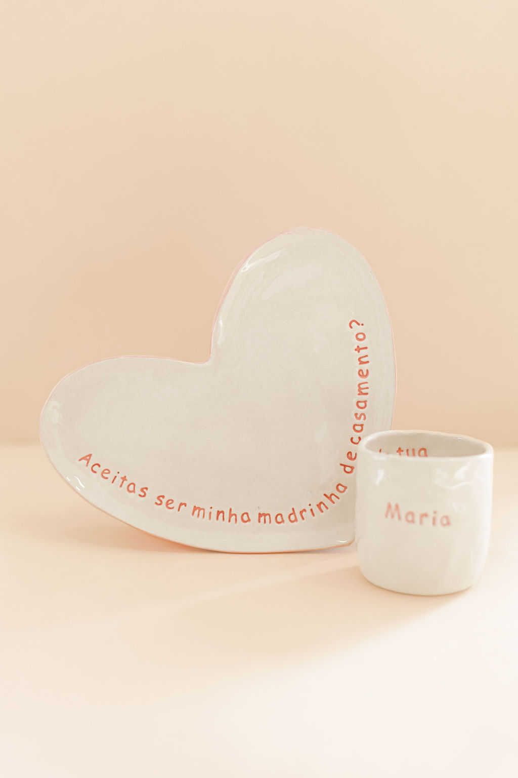 prato cerâmico coração com frase em vermelho e chávena com nome Maria