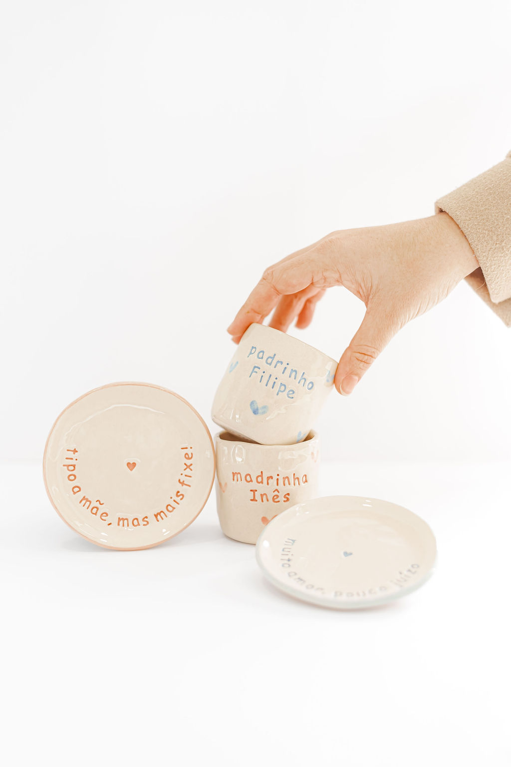 Conjunto cerâmica chávenas e pratos com texto pintado à mão