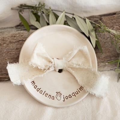Prato cerâmico creme com laço em tecido e texto decorativo
