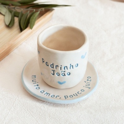 Conjunto de chávena e pires em cerâmica branca com texto e corações azuis