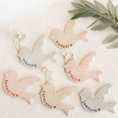 Decorações em cerâmica em forma de pássaro com nomes personalizados e flores decorativas
