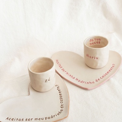 Conjunto de copos e pratos de cerâmica branca com texto para padrinhos de casamento
