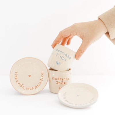 Conjunto cerâmica chávenas e pratos com texto pintado à mão