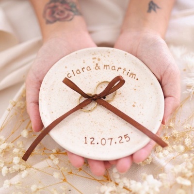 Prato de cerâmica com alianças douradas amarradas e texto personalizado
