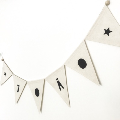 Guirlanda de bandeirolas triangulares brancas com letras e estrelas pretas