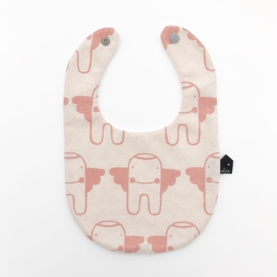 Babete de algodão bege com padrão de dentes cor-de-rosa