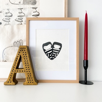 Conjunto decorativo com letra dourada, quadro com coração a preto e branco e vela vermelha