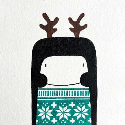 Desenho estilizado de rosto com cabelo preto e galhos castanhos, camisola verde com padrão branco.