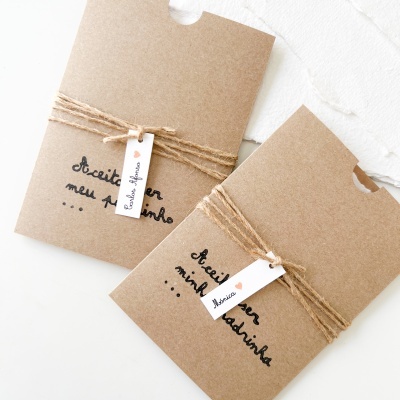 Convites de papel kraft com corda e etiquetas de nomes manuscritos