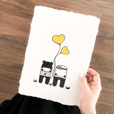 Cartaz branco com ilustração de duas personagens e balões amarelos em forma de coração