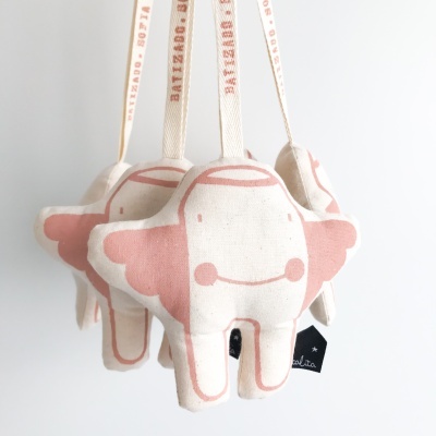 Bonecos de pelúcia em forma de personagem branco e rosa pendurados com alças de tecido