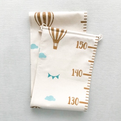 tecido com estampado de balões de ar quente, nuvens e régua de medição