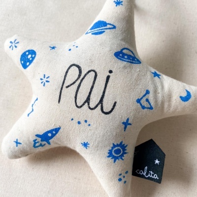 almofada estrela bege com padrões azuis e texto 'pai'