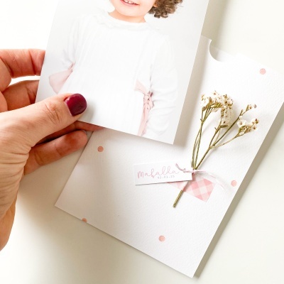 Envelope decorado com flores secas e etiqueta 'Malolla'