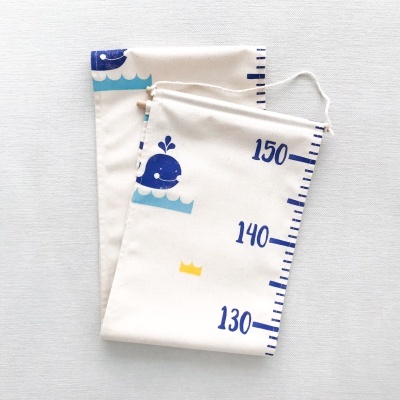 Medidor de altura infantil com estampas de baleia e números