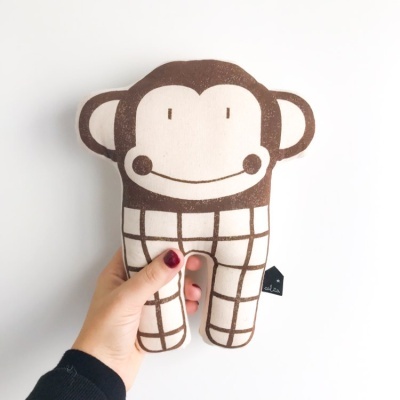 Boneco de peluche macaco castanho e creme com padrão quadriculado