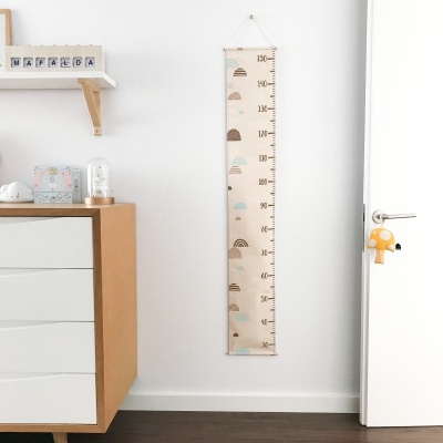 Régua de crescimento de parede em tecido bege com marcações em centímetros