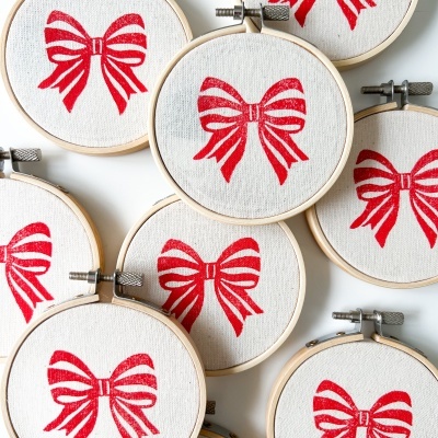 Aros de bordado com tecido branco estampado com laços vermelhos