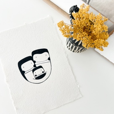 Papel texturado com ilustração a preto e vaso com flores secas amarelas