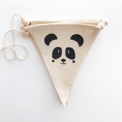 Bandeirola triangular bege com rosto de panda preto e cordão com contas de madeira