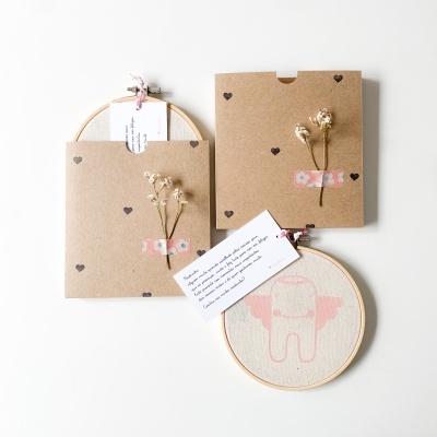 Bastidores de bordado com flores secas e envelopes decorados