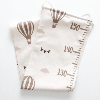 Tecido branco com balões de ar quente castanhos e medidor de altura impresso