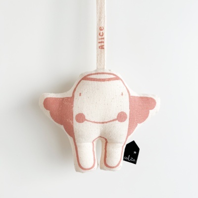 Brinquedo pendente em tecido com estampa cor-de-rosa e etiqueta preta