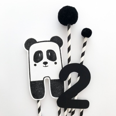 Palhinhas com pompons, número 2 e decoração de panda em preto e branco