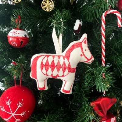 Enfeites de Natal vermelhos e brancos numa árvore verde