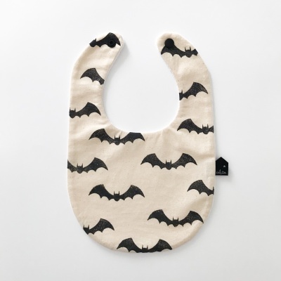 Babete creme com padrão de morcegos pretos