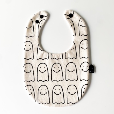 Babete branco com desenhos de fantasmas sorridentes em preto