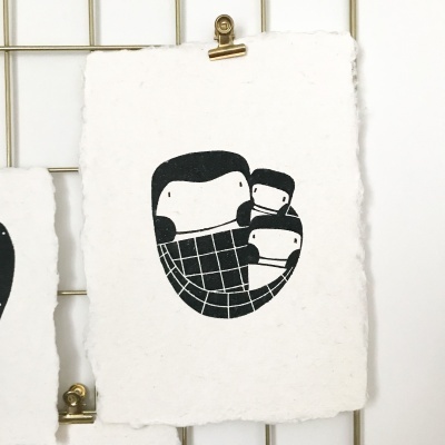 Cartaz branco artesanal com ilustração preta de três figuras minimalistas e padrões aos quadrados