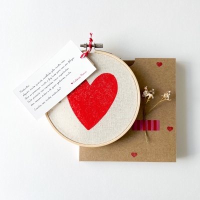 Moldura de bordado com coração vermelho, cartão com corações e ramo seco