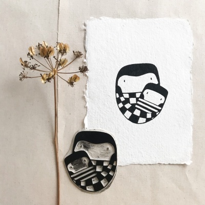 Cerâmicas com padrão xadrez preto e branco e folha com a mesma ilustração ao lado