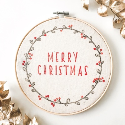 Aro de bordado com mensagem MERRY CHRISTMAS e decoração de ramos e bagas vermelhas