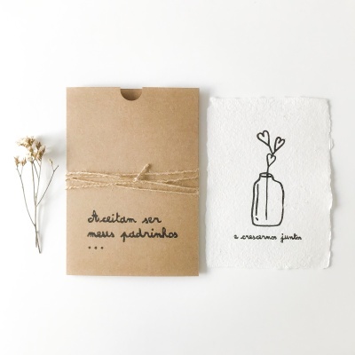 Convite em papel castanho com cordel e texto, e folha branca com desenho e texto ao lado