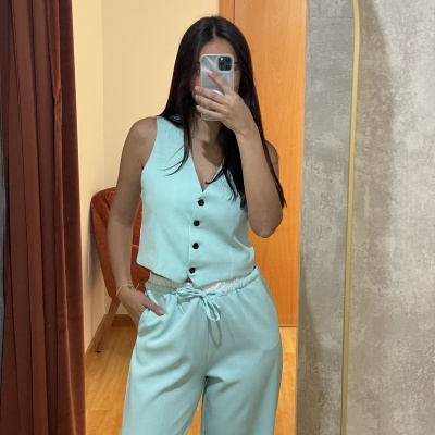 Conjunto azul claro com colete de botões e calças largadas